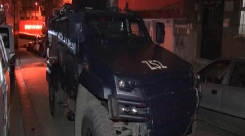 Küçükçekmece'de 5 katlı binanın girişine ses bombası atıldı