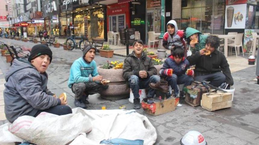Çocukların sokaktaki kahvaltı molası
