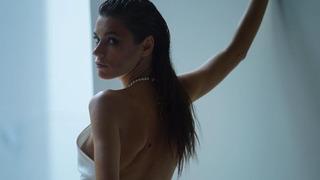 Aile'nin güzeli Yüsra Geyik derin sırt dekoltesiyle mest etti! Bakan bir daha baktı 