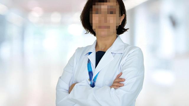 Daha önce de hastanın karnında sargı bezi unutmuştu! O doktordan bir vukuat daha…