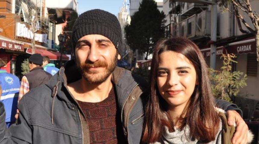 Sevdiği kız için ‘WCŞadırvan' tabelasını tutan genç işsiz kaldı