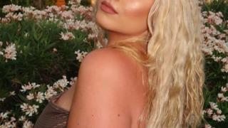 Sosyal medya fenomeni Isabel Nicholls Nall'dan olay yaratan poz! Kalçasını ön plana çıkarttı... Lezzetli derecede şişman