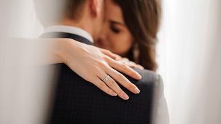 İki yıllık ilişkiden sonra evlenmeye karar verdiler! Düğünden sonra kocasının aslında kadın olduğunu fark etti