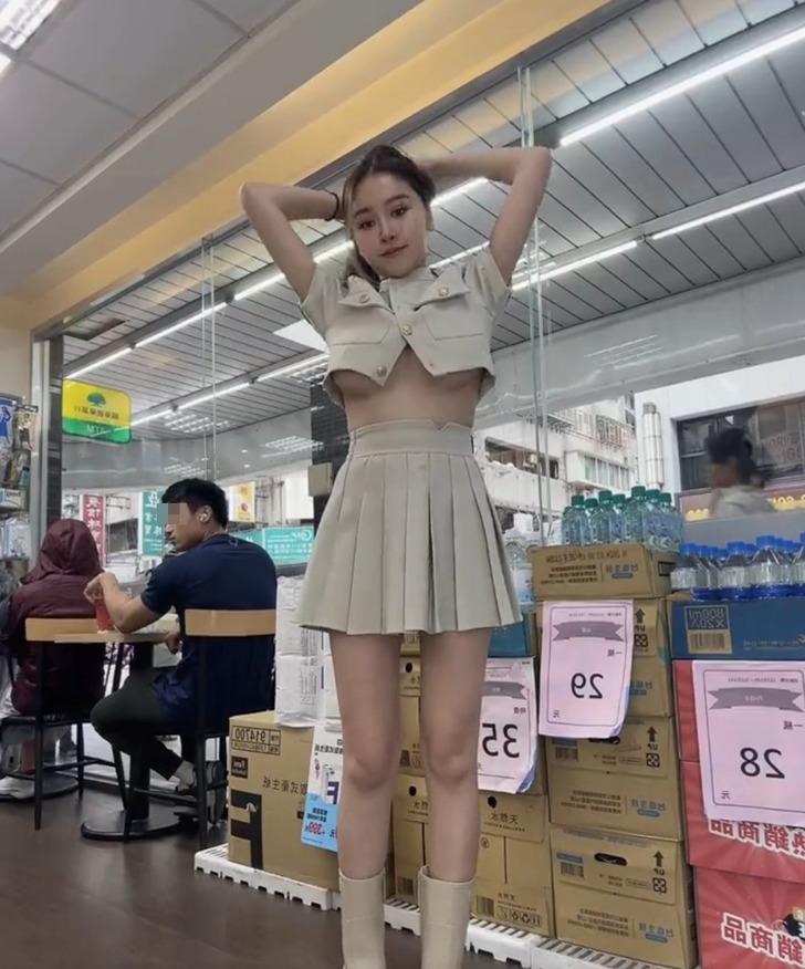 Marketin ortasında frikik verdi! Kendisini izleyen adamı canlı yayında ifşa edilince olay oldu G4