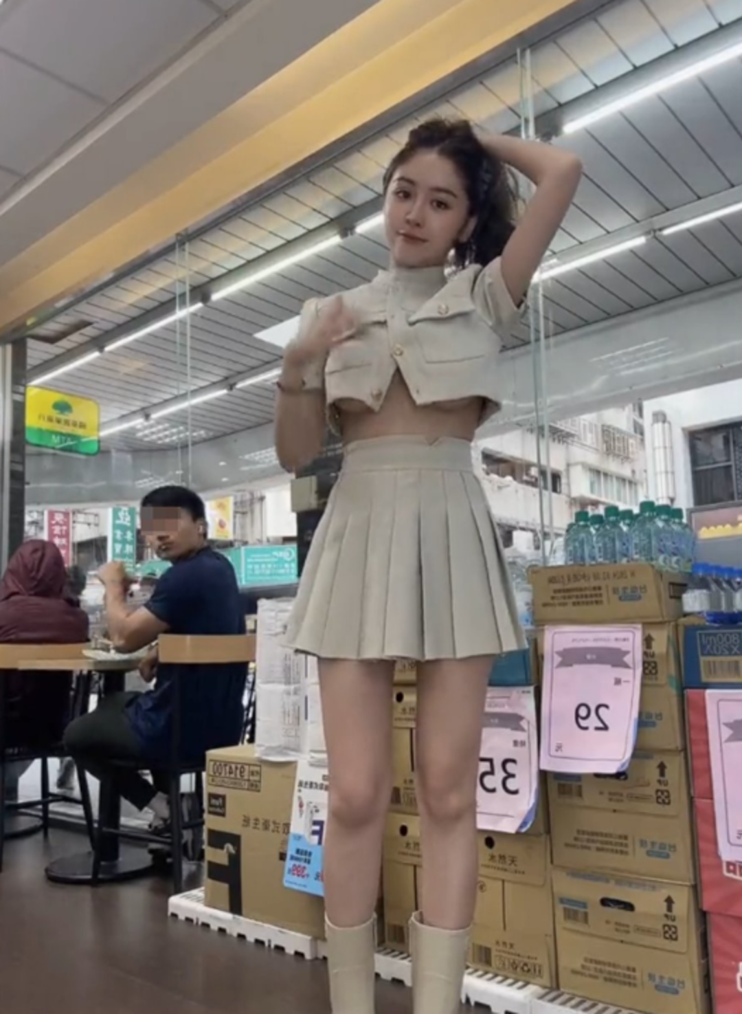 Marketin ortasında frikik verdi! Kendisini izleyen adamı canlı yayında ifşa edilince olay oldu