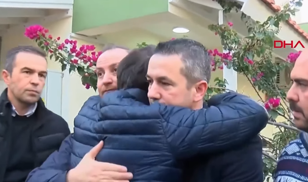 Saldırıya uğrayan hakem Halil Umut Meler, İzmir'deki evine ulaştı duygu dolu anlar yaşandı!