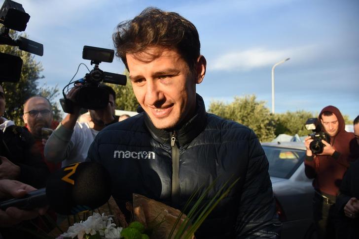 Saldırıya uğrayan hakem Halil Umut Meler, İzmir'deki evine ulaştı duygu dolu anlar yaşandı! G1