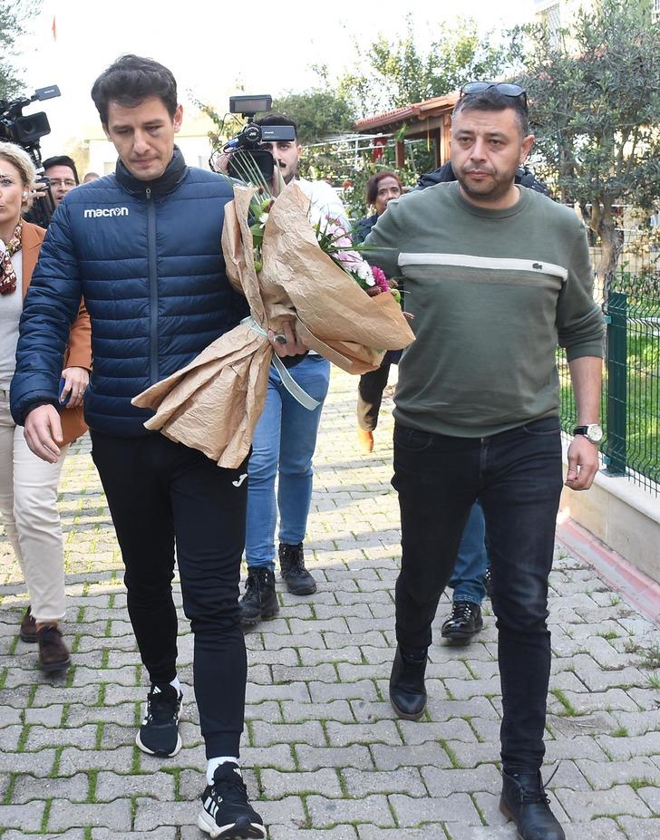 Saldırıya uğrayan hakem Halil Umut Meler, İzmir'deki evine ulaştı duygu dolu anlar yaşandı! G2