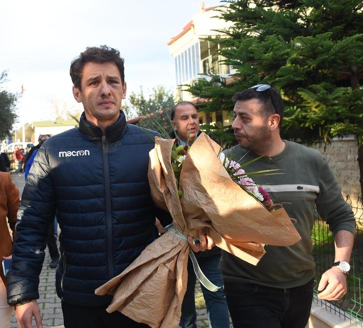 Saldırıya uğrayan hakem Halil Umut Meler, İzmir'deki evine ulaştı duygu dolu anlar yaşandı! G4