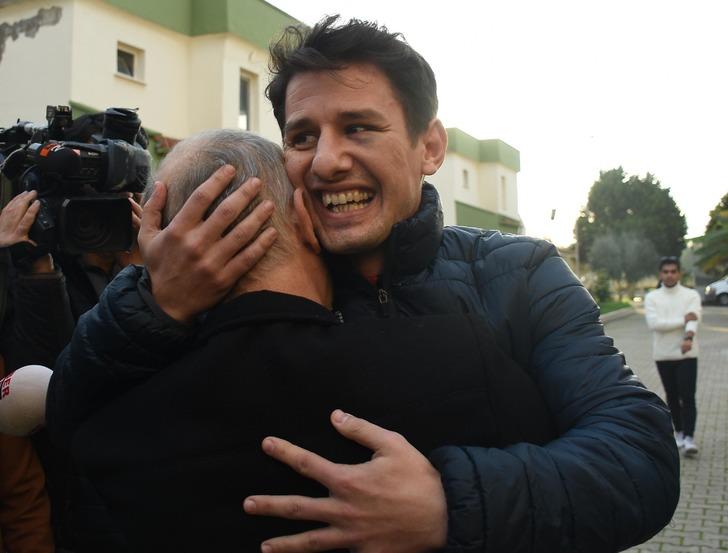 Saldırıya uğrayan hakem Halil Umut Meler, İzmir'deki evine ulaştı duygu dolu anlar yaşandı! G5