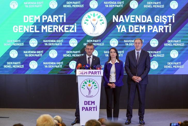 'Bahçeli' ayrıntısı! CHP - DEM Parti görüşmesi sonrası canlı yayında çok sinirlendi! 'Benim içim kan ağlıyor, güle oynaya verilen pozlar...' G4