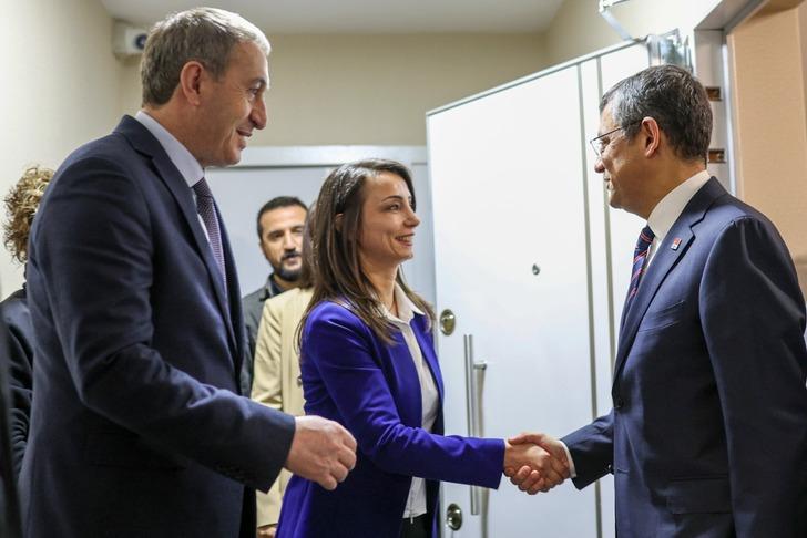 'Bahçeli' ayrıntısı! CHP - DEM Parti görüşmesi sonrası canlı yayında çok sinirlendi! 'Benim içim kan ağlıyor, güle oynaya verilen pozlar...' G2