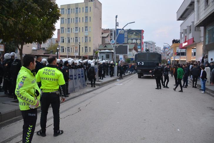 Kur'an-ı Kerim'i yırtarak küfretti! Linç edilmekten polis kurtardı! Valilikten açıklama geldi G2