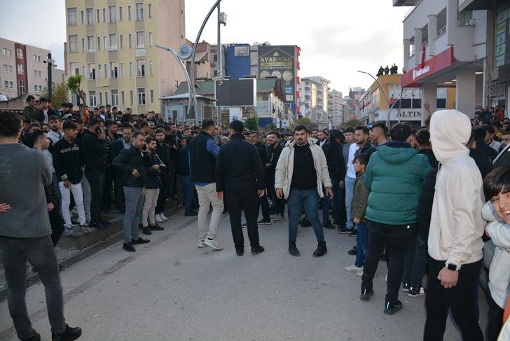Kur'an-ı Kerim'i yırtarak küfretti! Linç edilmekten polis kurtardı! Valilikten açıklama geldi G3