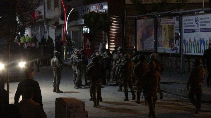 Kur'an-ı Kerim'i yırtarak küfretti! Linç edilmekten polis kurtardı! Valilikten açıklama geldi G5