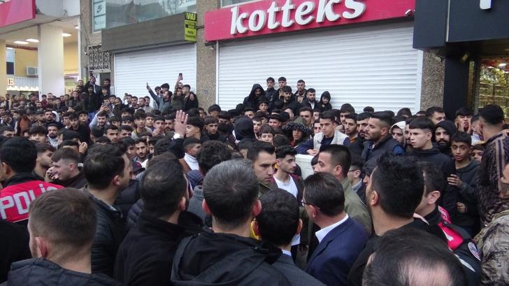 Kur'an-ı Kerim'i yırtarak küfretti! Linç edilmekten polis kurtardı! Valilikten açıklama geldi G1