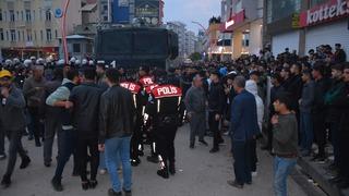 Kur'an-ı Kerim'i yırtarak küfretti! Linç edilmekten polis kurtardı! Valilikten açıklama geldi