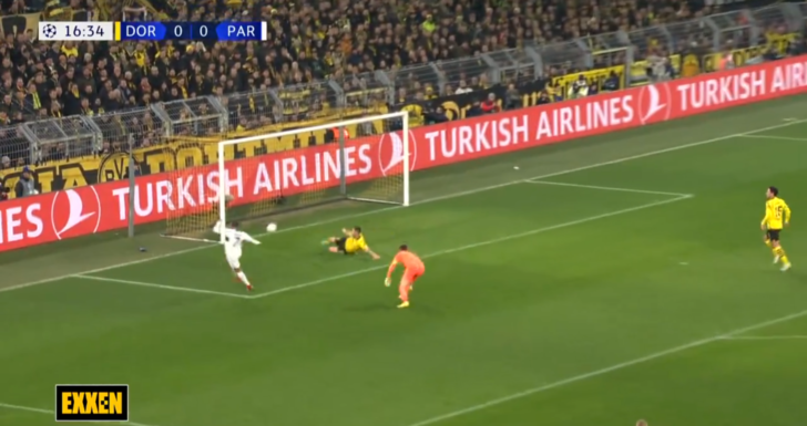 Bu arenanın adı Şampiyonlar Ligi! Mbappe'nin şutunu uçarak kurtardı, stadyum gol olmuş gibi sevindi G4