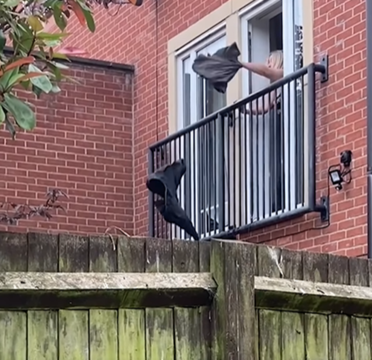 Kocası eve erken gelince tüm planları alt üst oldu! Sevgilisini balkondan kaçırmak zorunda kaldı...  O anlar sosyal medyada gündem oldu G1