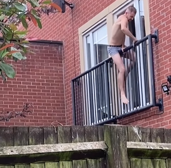 Kocası eve erken gelince tüm planları alt üst oldu! Sevgilisini balkondan kaçırmak zorunda kaldı...  O anlar sosyal medyada gündem oldu G3