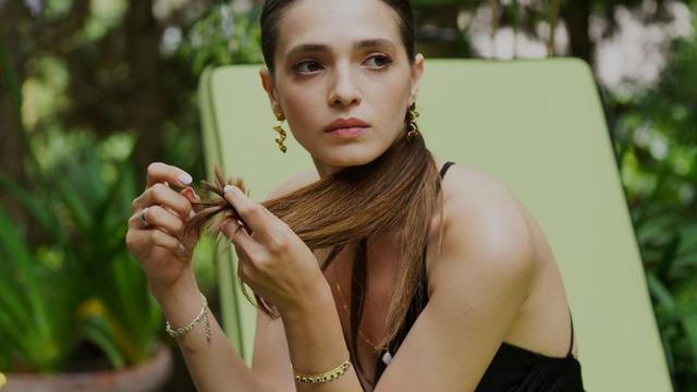 Kuş Uçuşu'nun güzeli Şifanur Gül sütyen ceket tarzıyla galaya damga vurdu! Beğeni butonu çöktü 