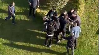 Sokak ortasında genç kıza taciz: Çığlıklarını duyan koştu! Tacizciye meydan dayağı kamerada