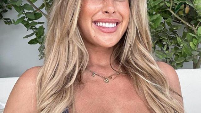 Sosyal medya fenomeni Ariella Nyssa şeffaf elbisesiyle şov yaptı! Vücut hatlarının gözükmesine aldırış etmedi