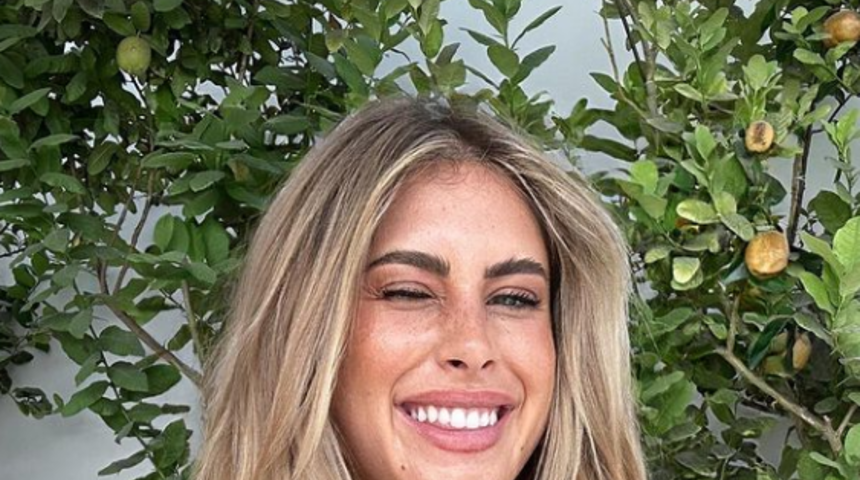 Sosyal medya fenomeni Ariella Nyssa şeffaf elbisesiyle şov yaptı! Vücut hatlarının gözükmesine aldırış etmedi