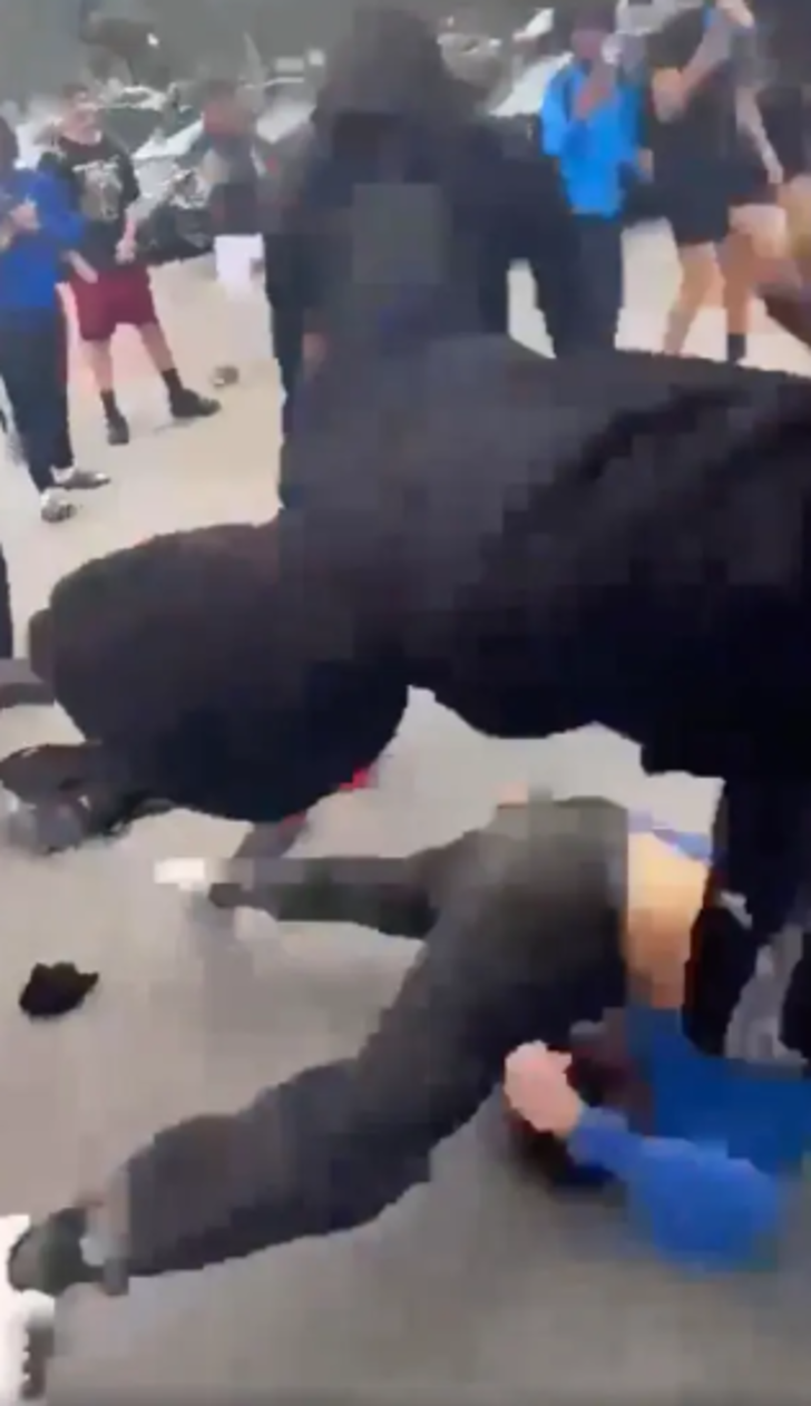 Lise bahçesinde linç eder gibi kavga! Yerde hareketsiz yatınca ölüp ölmediğini kontrol edip kaçtılar G1