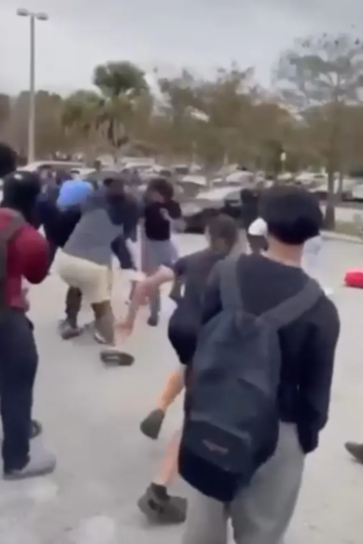 Lise bahçesinde linç eder gibi kavga! Yerde hareketsiz yatınca ölüp ölmediğini kontrol edip kaçtılar G2