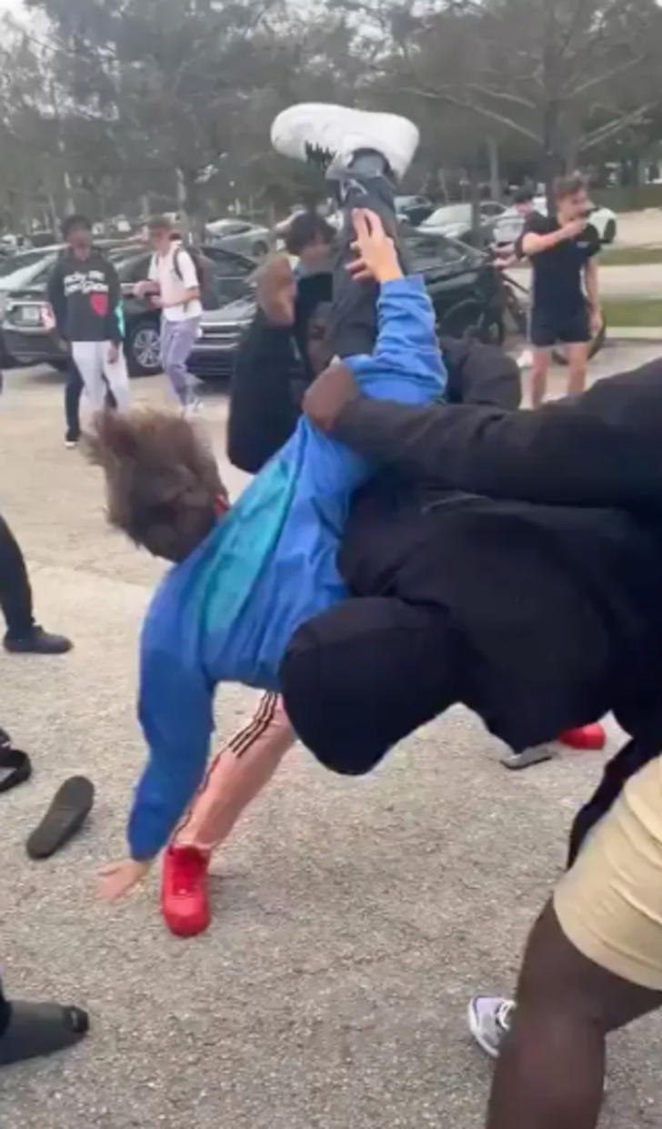 Lise bahçesinde linç eder gibi kavga! Yerde hareketsiz yatınca ölüp ölmediğini kontrol edip kaçtılar G3