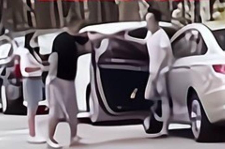 Karısını başka bir adamın arabasından inerken görünce deliye döndü! Sokak ortasında sopayla saldırdı G1