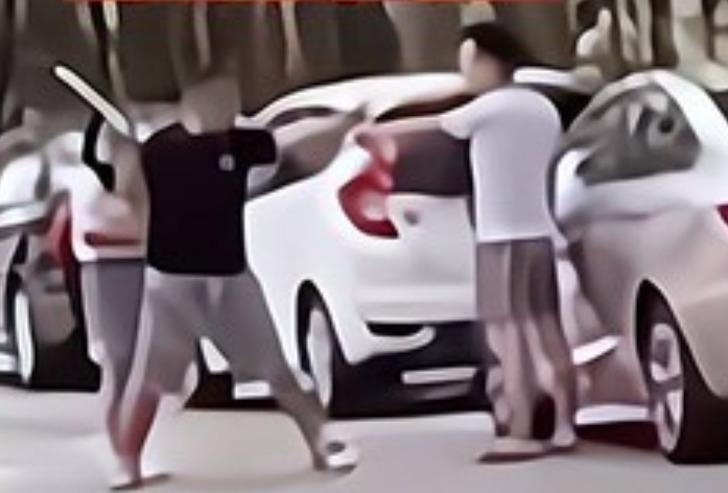 Karısını başka bir adamın arabasından inerken görünce deliye döndü! Sokak ortasında sopayla saldırdı G2