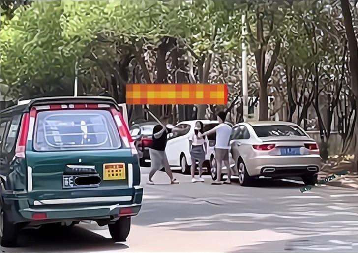 Karısını başka bir adamın arabasından inerken görünce deliye döndü! Sokak ortasında sopayla saldırdı G3