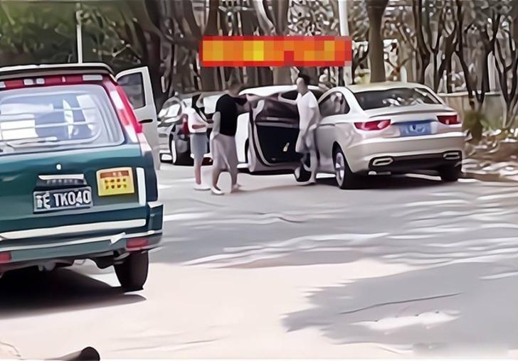 Karısını başka bir adamın arabasından inerken görünce deliye döndü! Sokak ortasında sopayla saldırdı G4