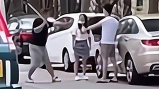 Karısını başka bir adamın arabasından inerken görünce deliye döndü! Sokak ortasında sopayla saldırdı