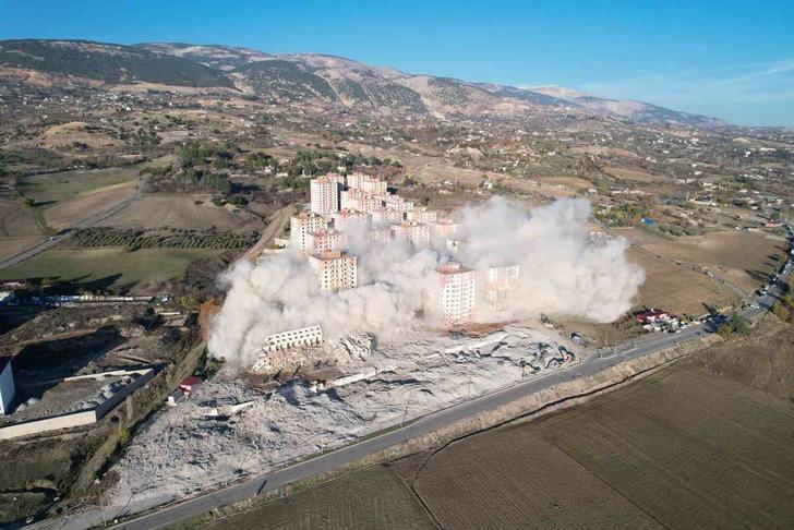 Dinamit ile patlatılan binalar saniyeler içinde yıkıldı G1
