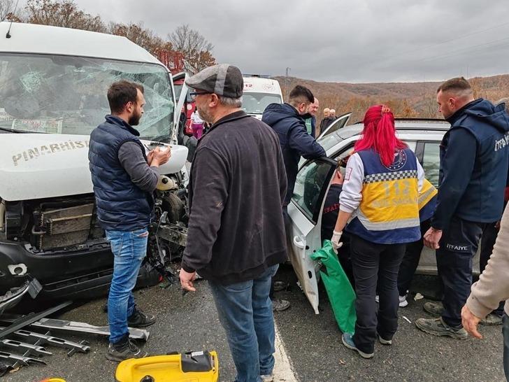 Kırklareli’de minibüs ile otomobilin çarpıştığı kazada 9 kişi yaralandı G3