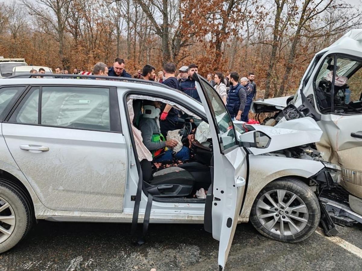 Kırklareli&rsquo;de minib&uuml;s ile otomobilin &ccedil;arpıştığı kazada 9 kişi yaralandı