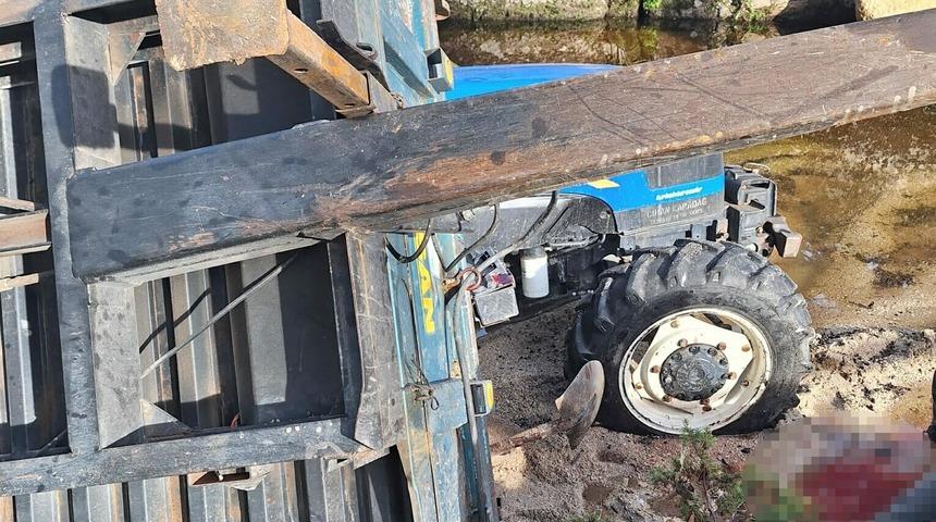 Römork ve traktör arasında sıkışıp, öldü