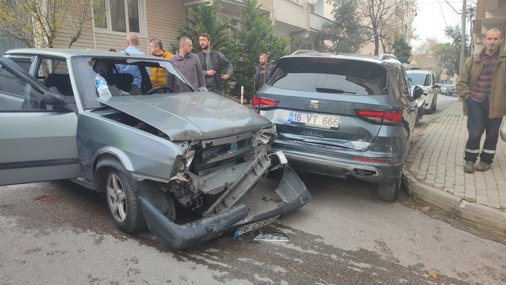 Park halindeki otomobile çarpan araçtaki çift yaralandı G4