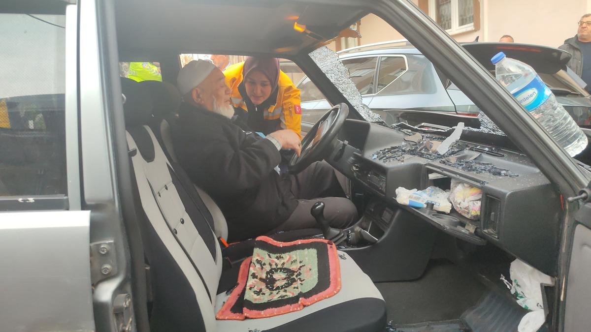 Park halindeki otomobile &ccedil;arpan ara&ccedil;taki &ccedil;ift yaralandı