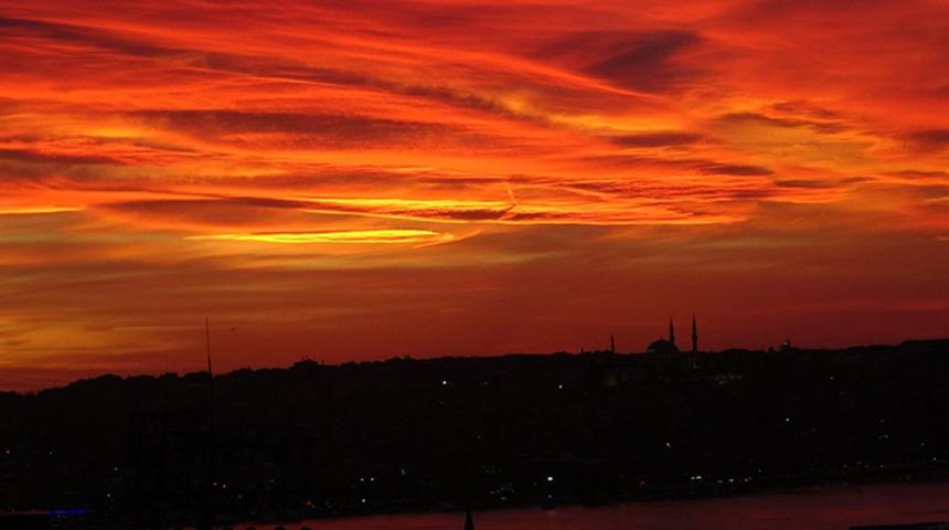 İstanbul'da kartpostallık manzara oluştu! Gören telefona sarıldı