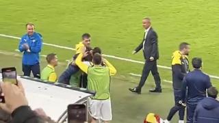 Fenerbahçeli futbolcular Umut Nayir'i yalnız bırakmadı! Kısa süre önce bebeğini kaybeden golcü oyuncuya hep birlikte sarıldılar...