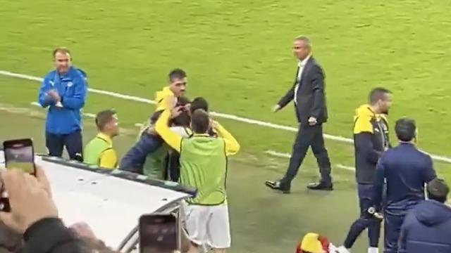 Fenerbahçeli futbolcular Umut Nayir'i yalnız bırakmadı! Kısa süre önce bebeğini kaybeden golcü oyuncuya hep birlikte sarıldılar...