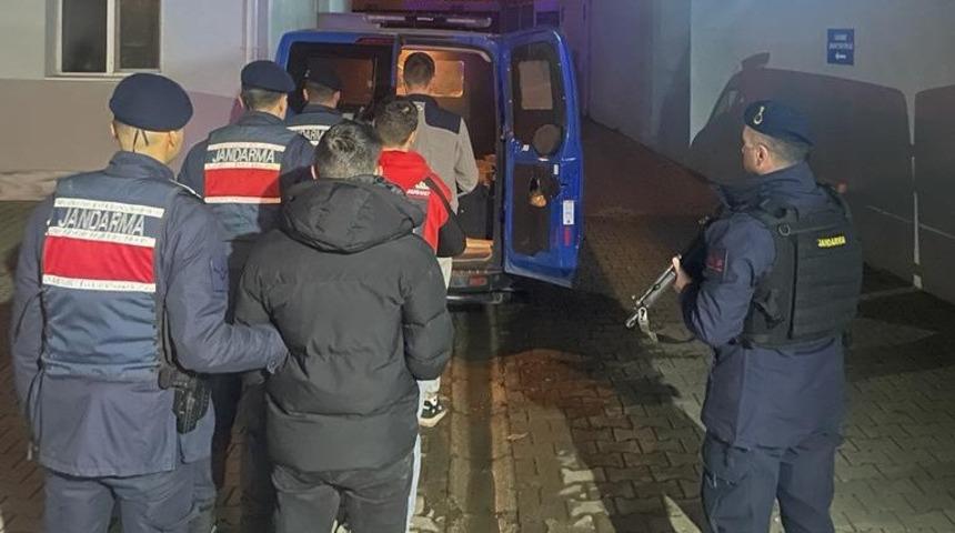 Çaldıkları kredi kartıyla alışveriş yapınca yakalandılar