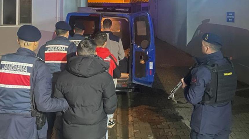 Girdikleri evden kredi kartı çalıp alışveriş yaptılar! 3 şüpheli tutuklandı