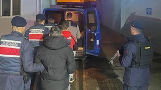 Girdikleri evden kredi kartı çalıp alışveriş yaptılar! 3 şüpheli tutuklandı