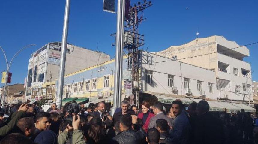 Akşener, Diyarbakır'da 3 dilli pankartlar ile karşılandı (2)