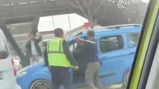 Trafikte tartıştığı sürücüyü sopayla darp etti! O anlar kamerada